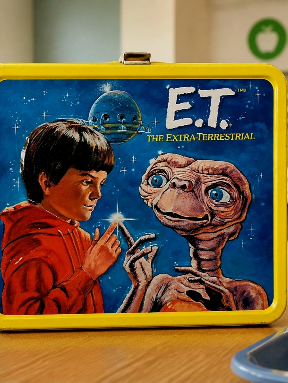 (1) This is a vintage 1982 E.T. the Extra-Terrestrial metal lunchbox